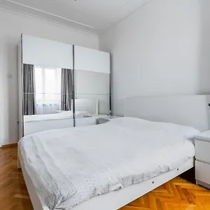 דירה Vitosha Str 2bd White & Blue By Flat Mаnager, סופיה